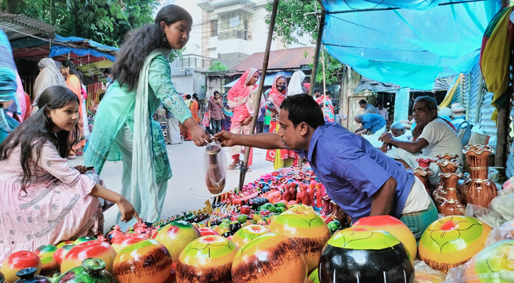 বগুড়ায় দুর্গোৎসব উপলক্ষে জমে উঠেছে খেলনার দোকান