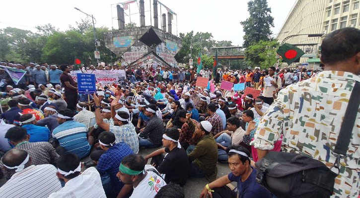 চাকরি জাতীয়করণের দাবিতে শাহবাগ অবরোধ, তীব্র যানজট