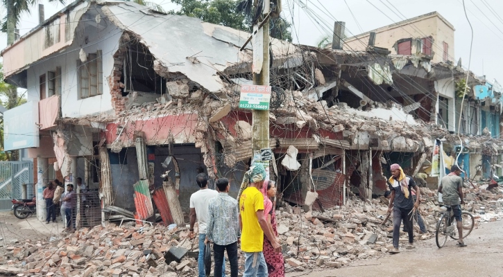 দূর হচ্ছে নড়াইলে ফোরলেনের বাধা, অবৈধ ৩ শতাধিক দোকান উচ্ছেদ 