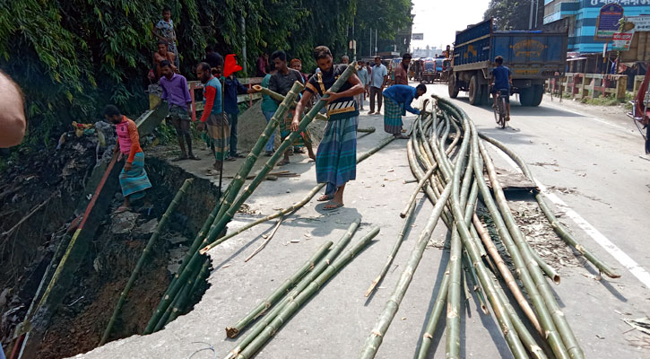 মাগুরার নবগঙ্গা ব্রিজে প্রতিরক্ষা দেয়ালে ধস