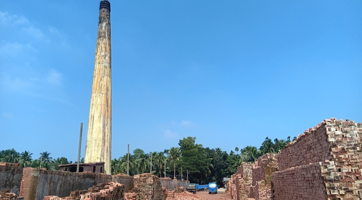 লক্ষ্মীপুরের বশিকপুরে জনবহুল এলাকায় ইটভাটা, বন্ধের দাবি এলাকাবাসীর