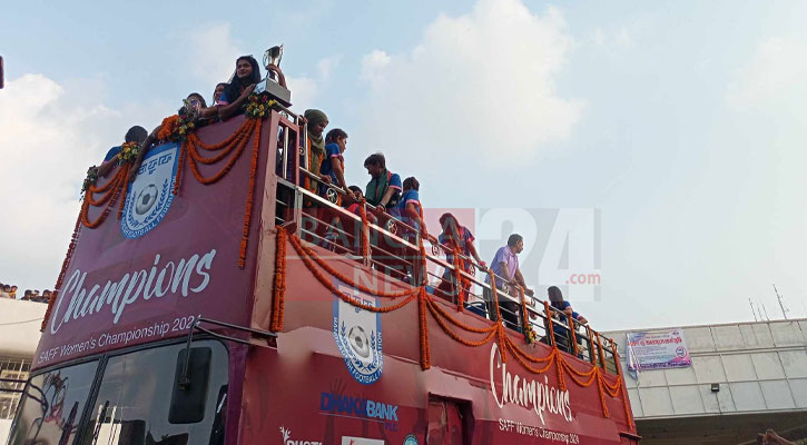 ছাদখোলা বাসে সাবিনা-ঋতুপর্ণারা, চলছে বিজয় প্যারেড