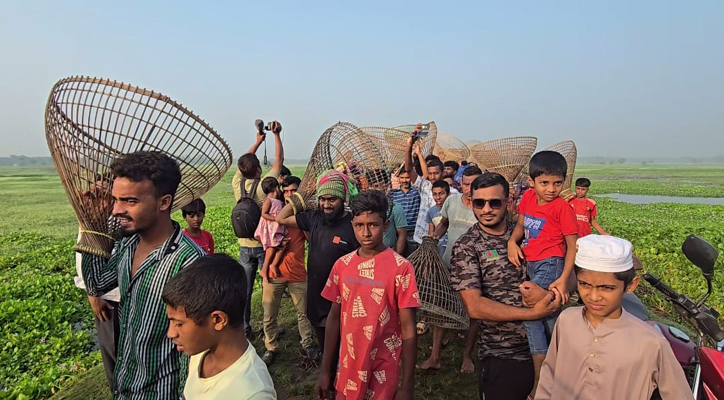 ফরিদপুরে ‘পলো বাওয়া উৎসব’ দেখতে মানুষের ঢল