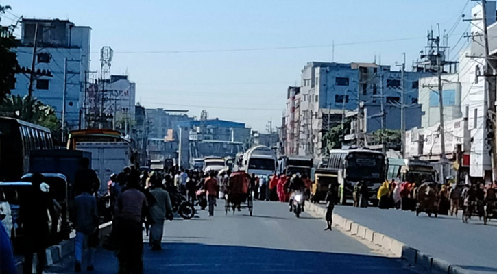 গাজীপুরে শ্রমিকদের বিক্ষোভে ঢাকা-ময়মনসিংহ মহাসড়ক অবরোধ