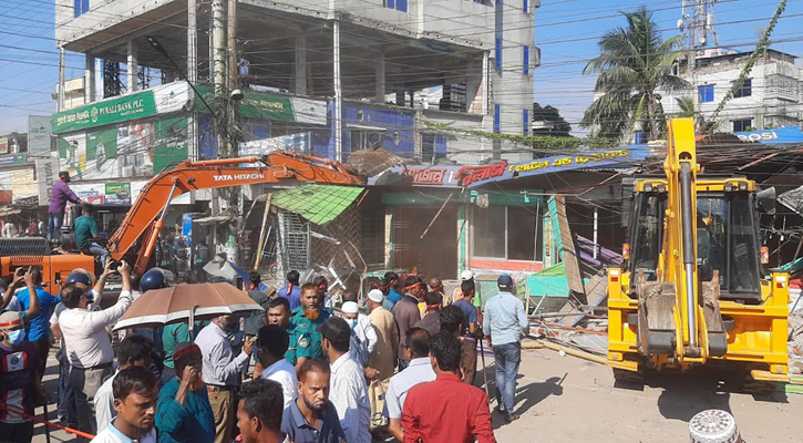 বরিশালে মহাসড়কের পাশে অবৈধ স্থাপনা উচ্ছেদ