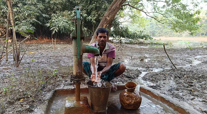 ঝিনাইদহে টিউবওয়েলে চাপ ছাড়াই উঠছে পানি