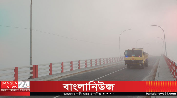 কুয়াশায় ঢাকা সড়ক-মহাসড়ক, হেড লাইট জ্বালিয়ে চলছে গাড়ি