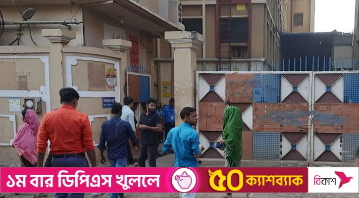 গাজীপুরে বন্ধ কারখানা খুলে দেওয়ার দাবিতে শ্রমিকদের বিক্ষোভ