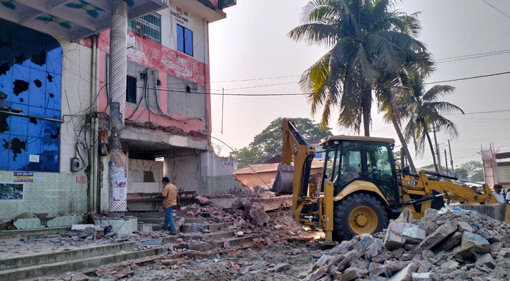 চাঁদপুর-কুমিল্লা আঞ্চলিক সড়কে অবৈধ ৫ শতাধিক স্থাপনা উচ্ছেদ