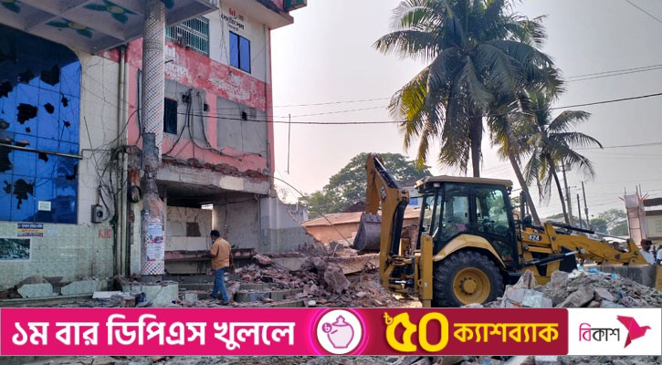 চাঁদপুর-কুমিল্লা আঞ্চলিক সড়কে অবৈধ ৫ শতাধিক স্থাপনা উচ্ছেদ