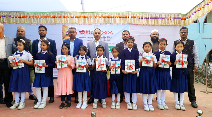 বান্দরবানে নতুন বছরে চাকমা, মারমা-ত্রিপুরা ভাষায় বই বিতরণ শুরু