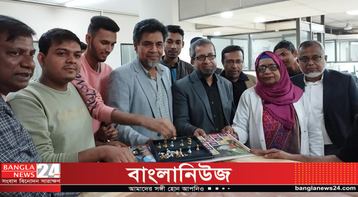 অভ্যুত্থানে আহত রোগীদের মাঝে খেলাধুলার সামগ্রী বিতরণ