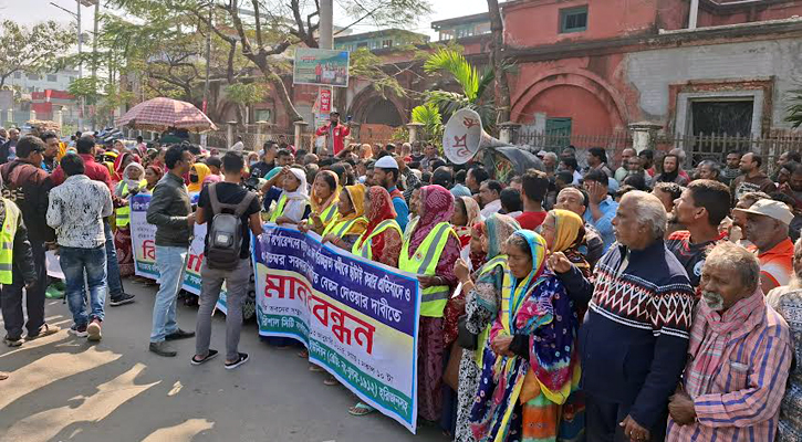 বিসিসির ছাঁটাইকৃত পরিচ্ছন্নতাকর্মীদের মানববন্ধন