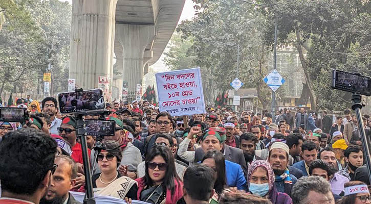 শাহবাগে অবস্থান শিক্ষকদের, প্রতিনিধিদল গেলেন আলোচনায়