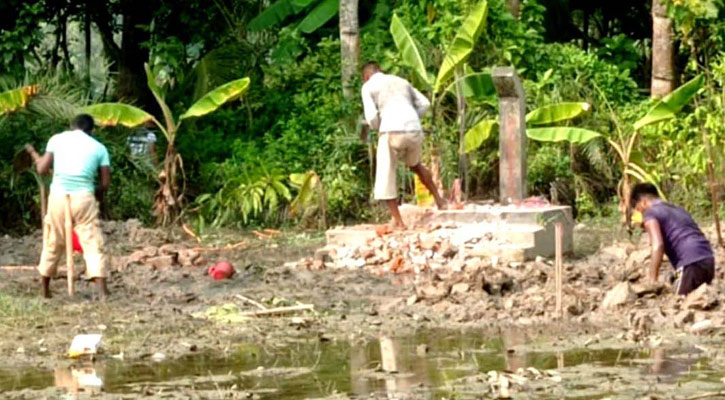 বিদ্যালয়ে শহীদ মিনার ভেঙে টয়লেট নির্মাণ, প্রধান শিক্ষককে শোকজ