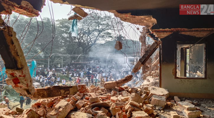 গুঁড়িয়ে দেওয়ার কাজ চলছে, অপেক্ষায় ভাঙারি দোকানিরা