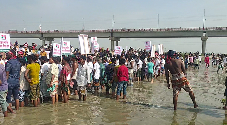 তিস্তায় হাঁটু পানিতে নেমে ভারতীয় আগ্রাসনের প্রতিবাদ