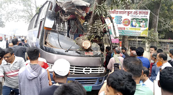 সাতক্ষীরায়  গাছের সঙ্গে বাসের ধাক্কা, আহত ১৩