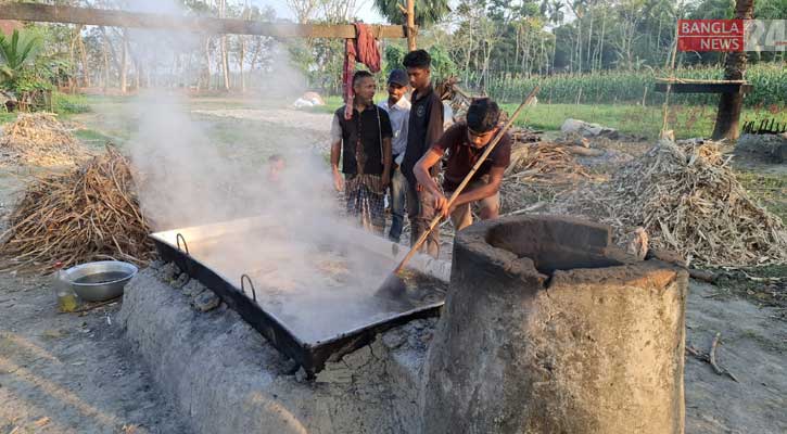 রমজান ঘিরে গুড় তৈরিতে ব্যস্ত আখচাষিরা