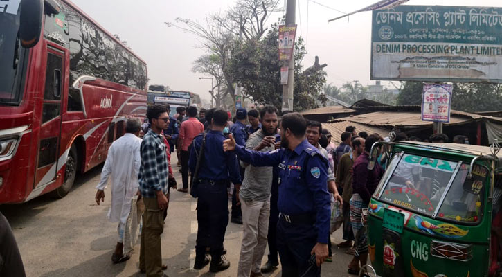 কুমিল্লায় মহাসড়ক অবরোধ করে শ্রমিকদের বিক্ষোভ