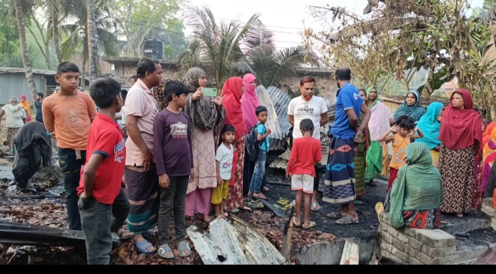 পুড়ে গেছে বসতঘর, খোলা আকাশের নিচে ৮ পরিবার