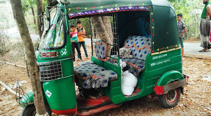 অটোরিকশা ভর্তি চোলাই মদ রেখে পালালো কারবারিরা