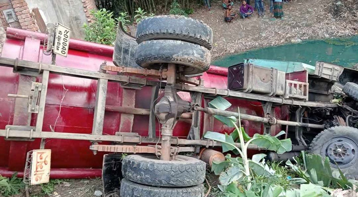 ডুমুরিয়ায় ট্যাংক লরির চাপায় ২ নারী নিহত