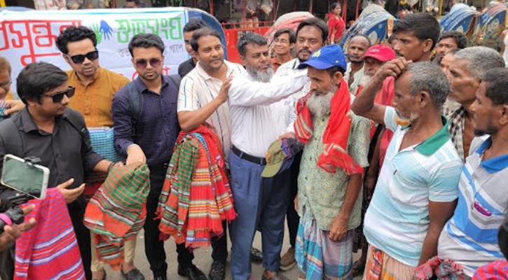 শ্রমিক দিবসে নারায়ণগঞ্জে রিকশাচালকদের পাশে ‘বসুন্ধরা শুভসংঘ’