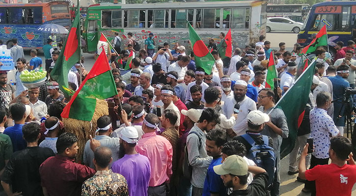 খালেদা জিয়াকে অভ্যর্থনা জানাতে বিমানবন্দরে নেতা-কর্মীদের ভিড়