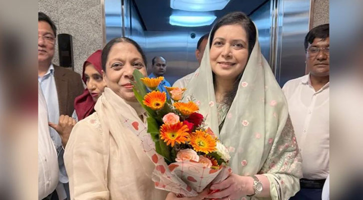 দেশের মাটিতে ১৭ বছর পর মায়ের সঙ্গে ডা. জোবাইদার সাক্ষাৎ