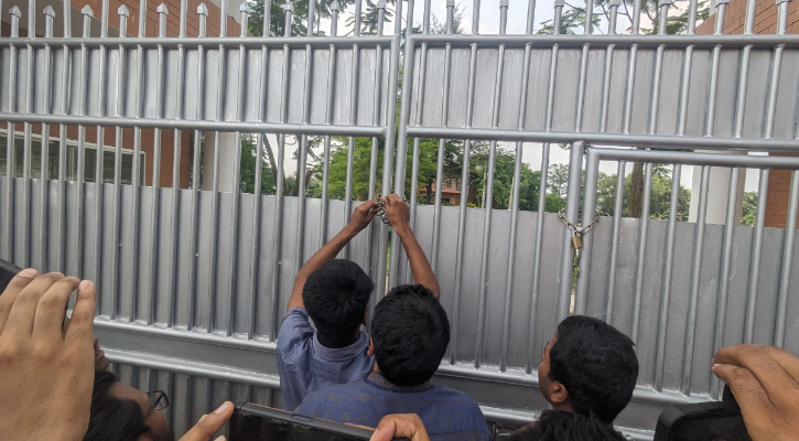 উপাচার্যের অপসারণ চেয়ে এবার বাসভবনে তালা ববি শিক্ষার্থীদের