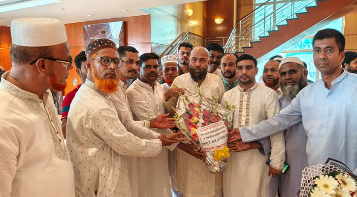 চালক দলের শুভেচ্ছায় সিক্ত যুক্তরাজ্য বিএনপির সভাপতি