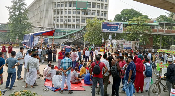 ৩ দাবিতে শাহবাগে জুলাইযোদ্ধাদের অবস্থান, যান চলাচল বন্ধ