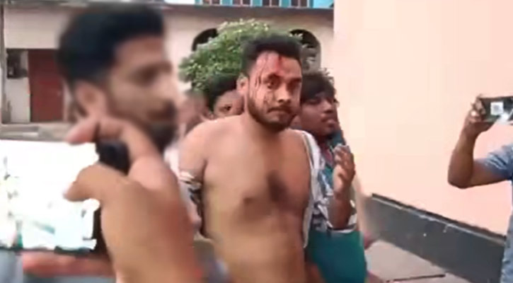 ফরিদপুরে নিষিদ্ধ ছাত্রলীগ কর্মী আকাশকে পুলিশে দিল জনতা