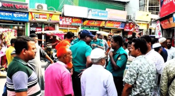 দোকান কর্মচারীদের ব্যস্ত রেখে ১০০ ভরি স্বর্ণ নিয়ে গেল চোরের দল