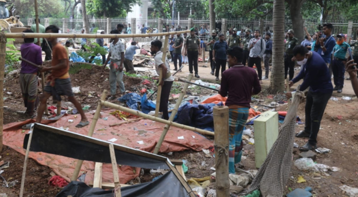 সোহরাওয়ার্দী উদ্যানে ভ্রাম্যমাণ দোকান গুঁড়িয়ে দিল ডিএসসিসি