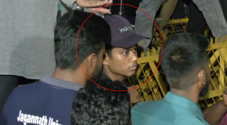 উপদেষ্টার ওপর বোতল নিক্ষেপ করা নিয়ে যা বললেন সেই শিক্ষার্থী