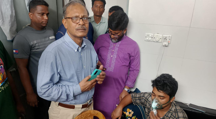 আহত শিক্ষার্থীদের দেখতে হাসপাতালে জবি উপাচার্য