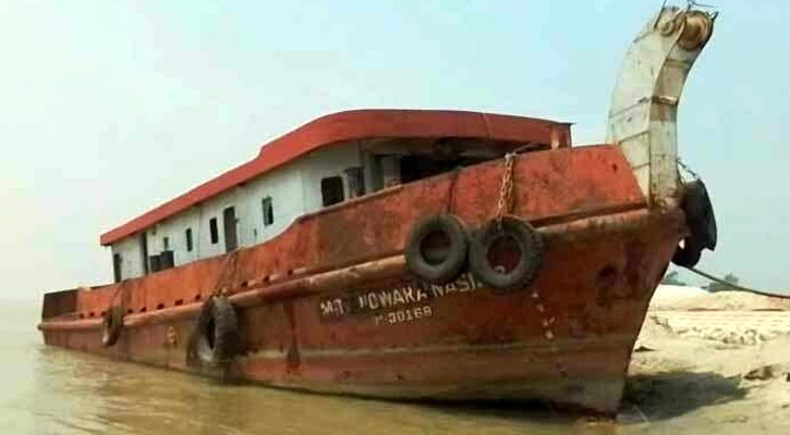 যমুনার তীরে ভেড়ানো বেওয়ারিশ জাহাজে চুরির অভিযোগে মামলা