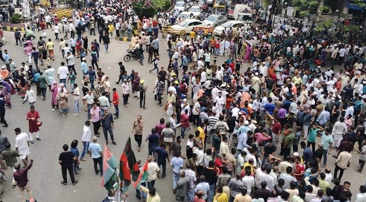 ‘টালবাহানা’ করে রায় পেছাচ্ছে, ক্ষোভ ইশরাক সমর্থকদের
