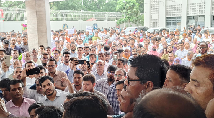 ভাতা-রেশন চালুর দাবিতে  সচিবালয়ে কর্মচারীদের বিক্ষোভ