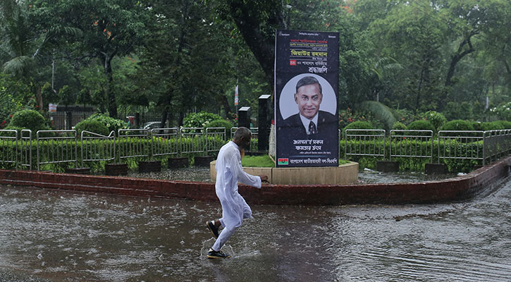 ভারী বৃষ্টি উপেক্ষা করে আলোচনা সভায় বিএনপি নেতাকর্মীরা