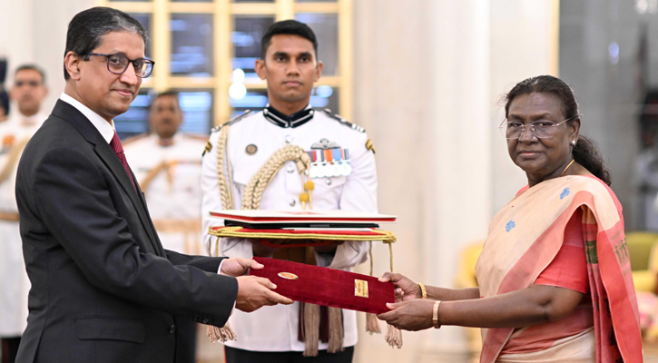 ভারতের রাষ্ট্রপতির কাছে বাংলাদেশের হাইকমিশনারের পরিচয়পত্র পেশ