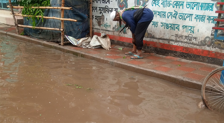 ঢাকার অলিগলিতে এখনো পানি, জনদুর্ভোগ
