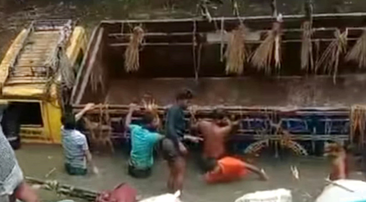 কালুখালীতে গরুবাহী ট্রাক খাদে পড়ে নিহত ২