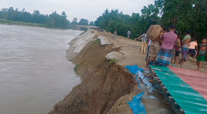 খোয়াই নদীর পানি বিপৎসীমার ওপরে, বাঁধে ধস