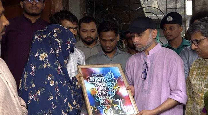 বাড়ি গিয়ে শহীদদের স্মৃতি সংগ্রহ করলেন উপদেষ্টা