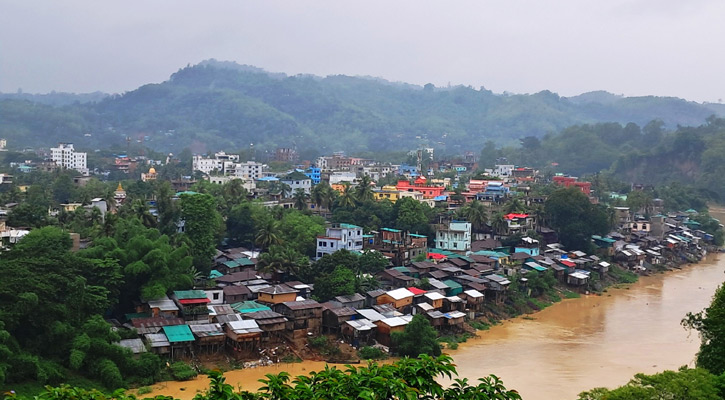 কমছে না বৃষ্টি, পাহাড়ধসের আতঙ্কে পার্বত্যবাসী