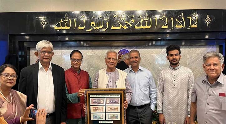প্রধান উপদেষ্টার কাছে নতুন নোটের ছবি হস্তান্তর করলেন গভর্নর