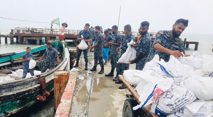 সেন্টমার্টিনে ত্রাণ ও চিকিৎসা সহায়তা দিল নৌবাহিনী